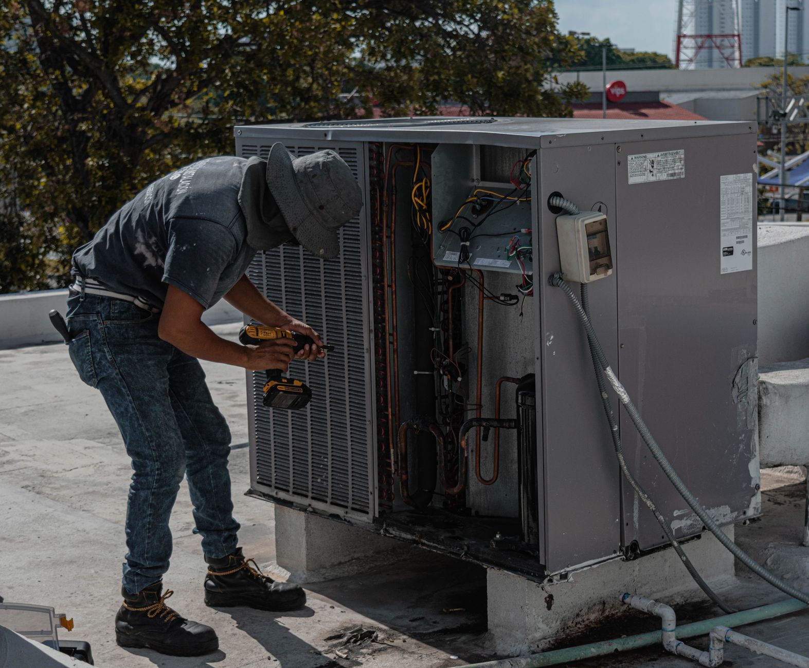 Por Qué la Instalación Eléctrica Define la Vida Útil de tu Aire Acondicionado en Cali
