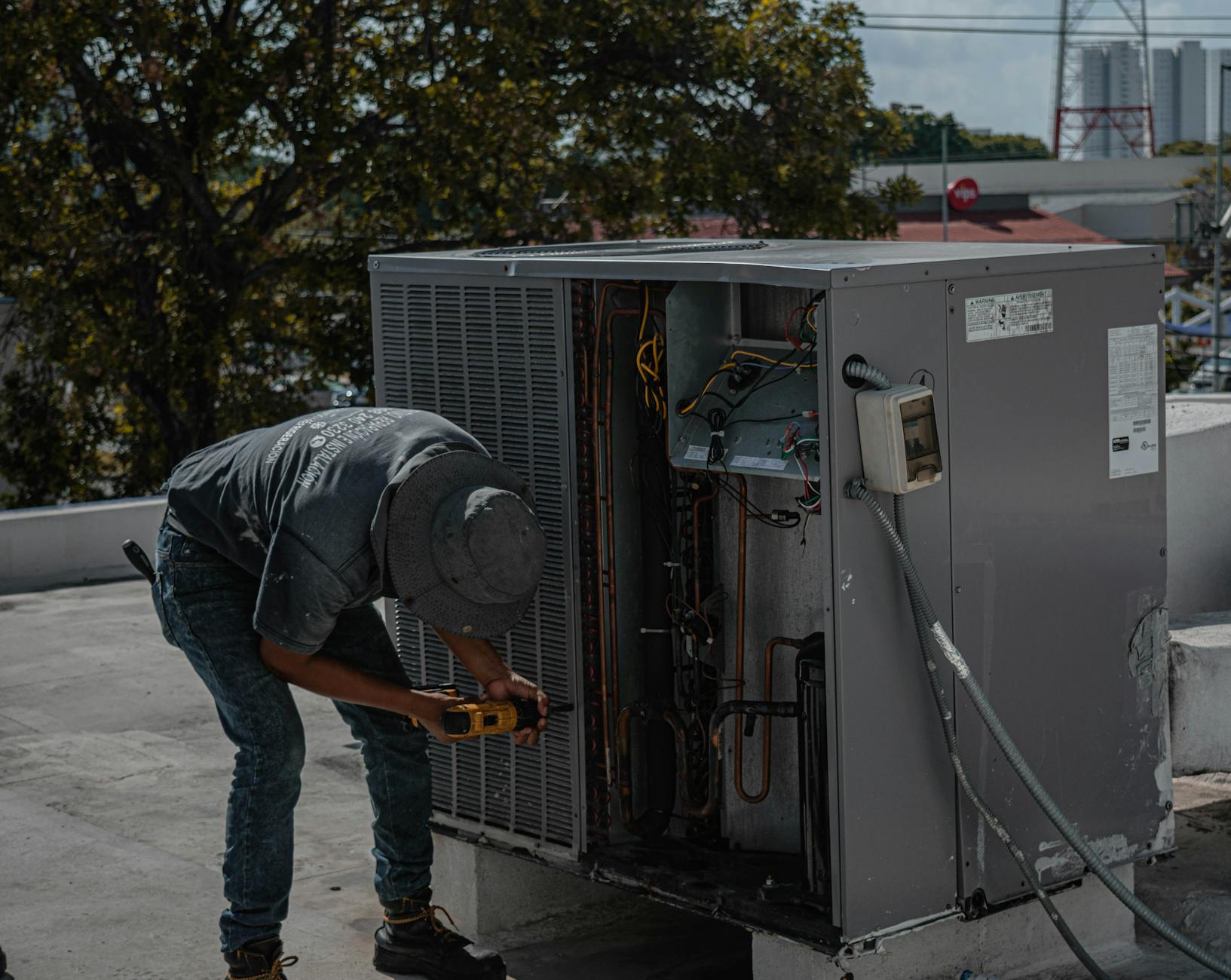 Por Qué Elegir Técnicos Certificados RETIE para su Aire Acondicionado en Cali