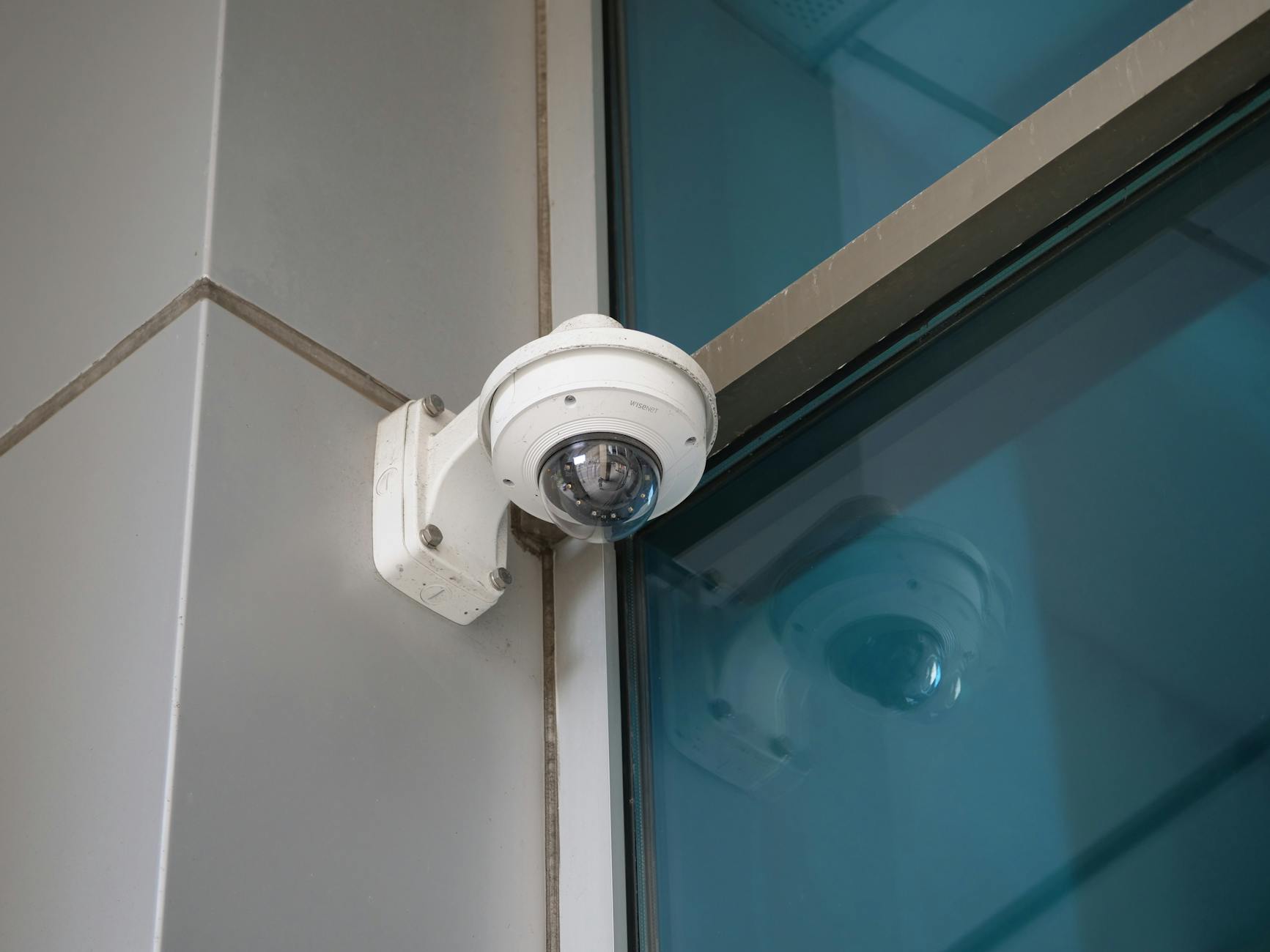 Por qué los sistemas CCTV baratos fallan en residencias de Cali