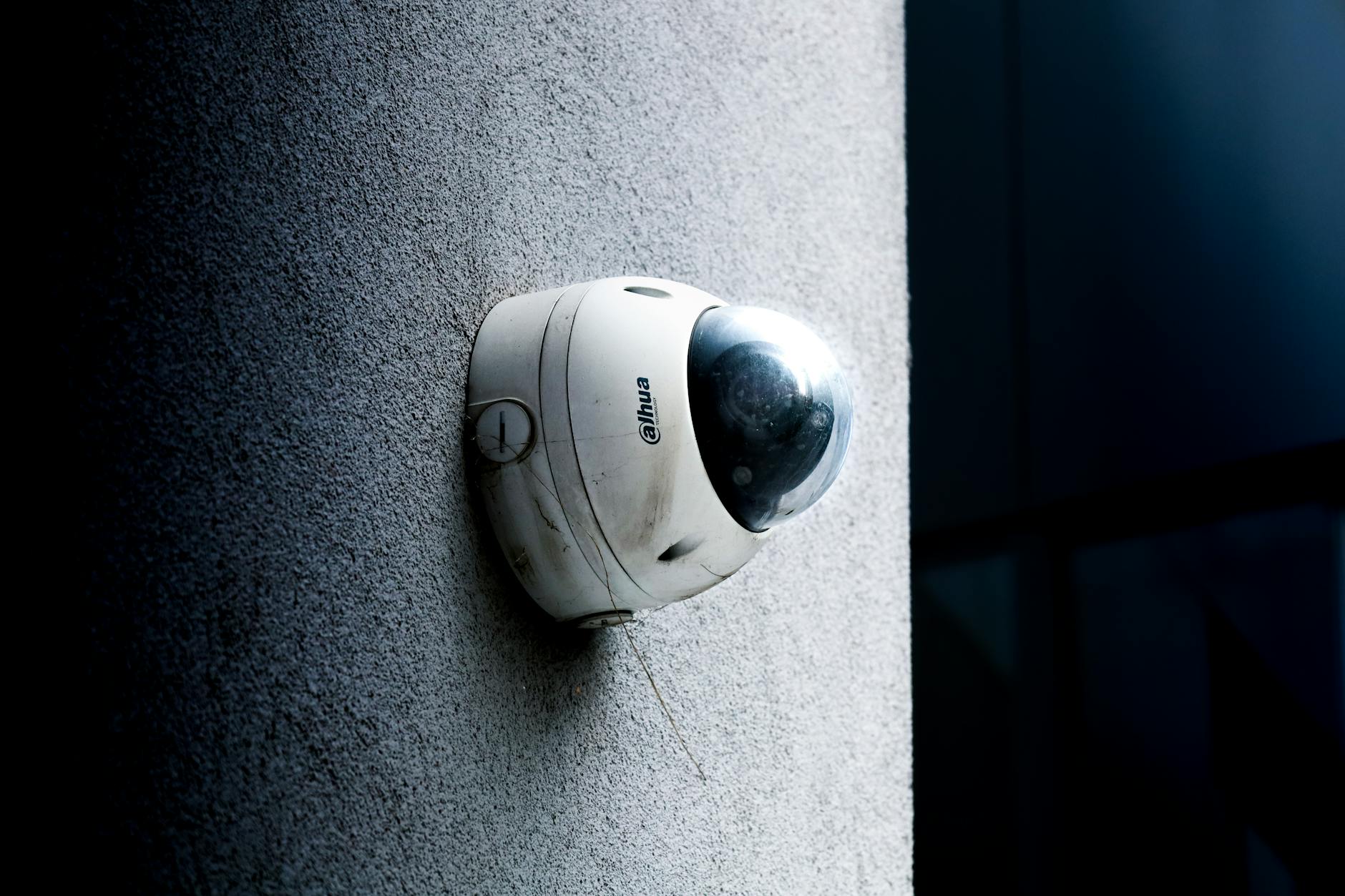 Comparativa de sistemas de cámaras IP para residencias en Cali: Hikvision vs. Dahua