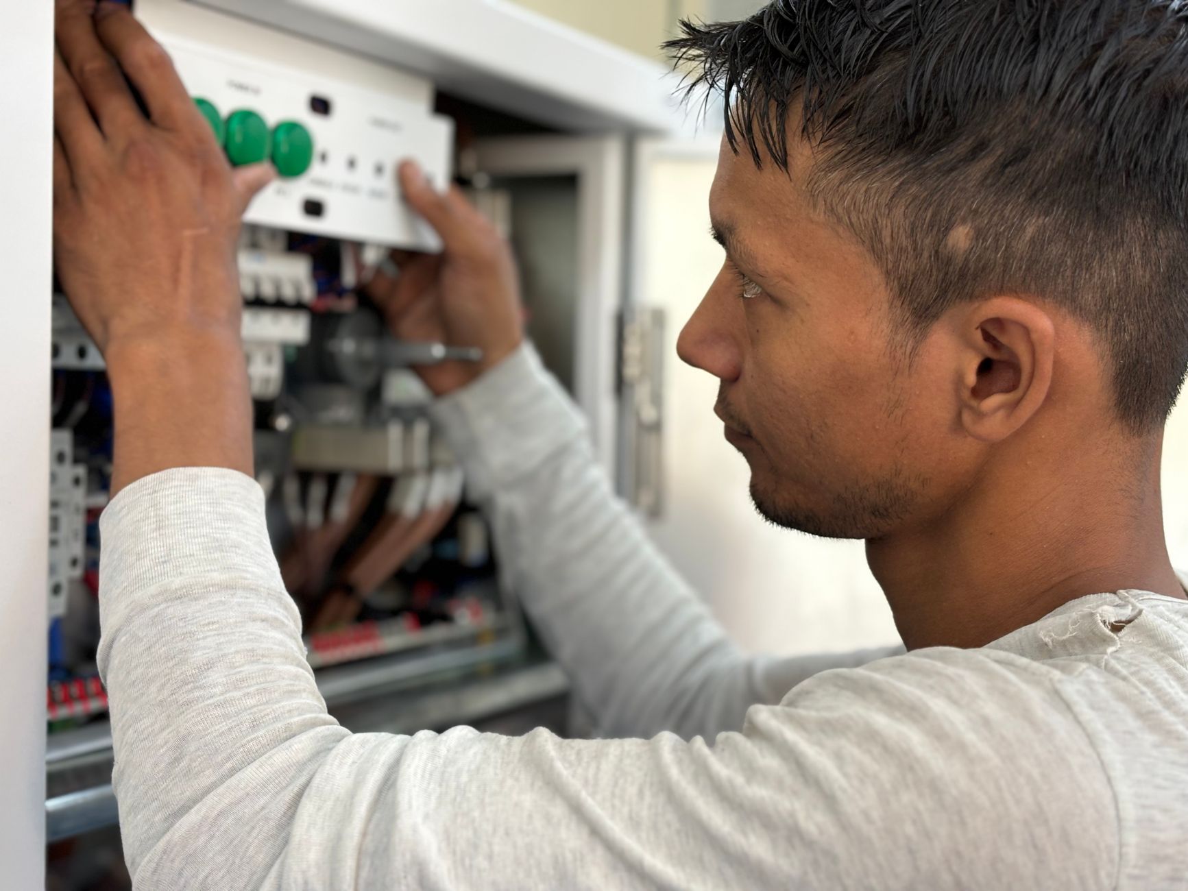 Por qué elegir técnicos certificados RETIE para instalar cámaras en su casa en Cali