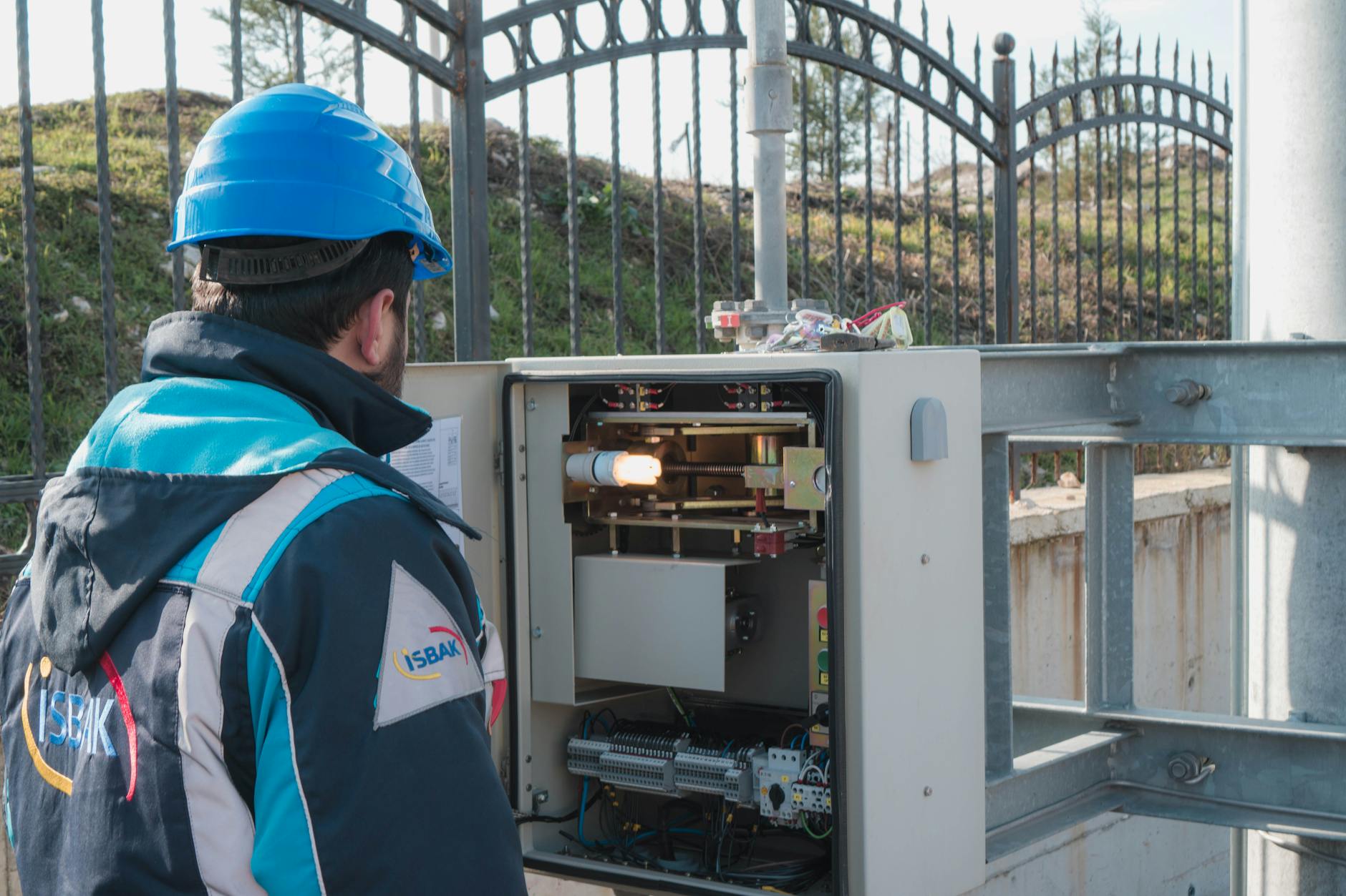 Por qué fallan los citófonos y portones eléctricos en Cali: causas reales