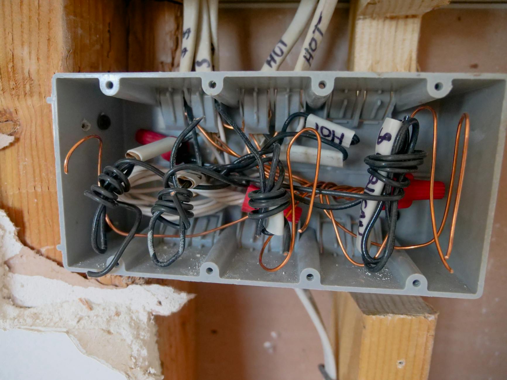 Errores Frecuentes en Reparaciones Eléctricas que Cuestan Caro en Cali