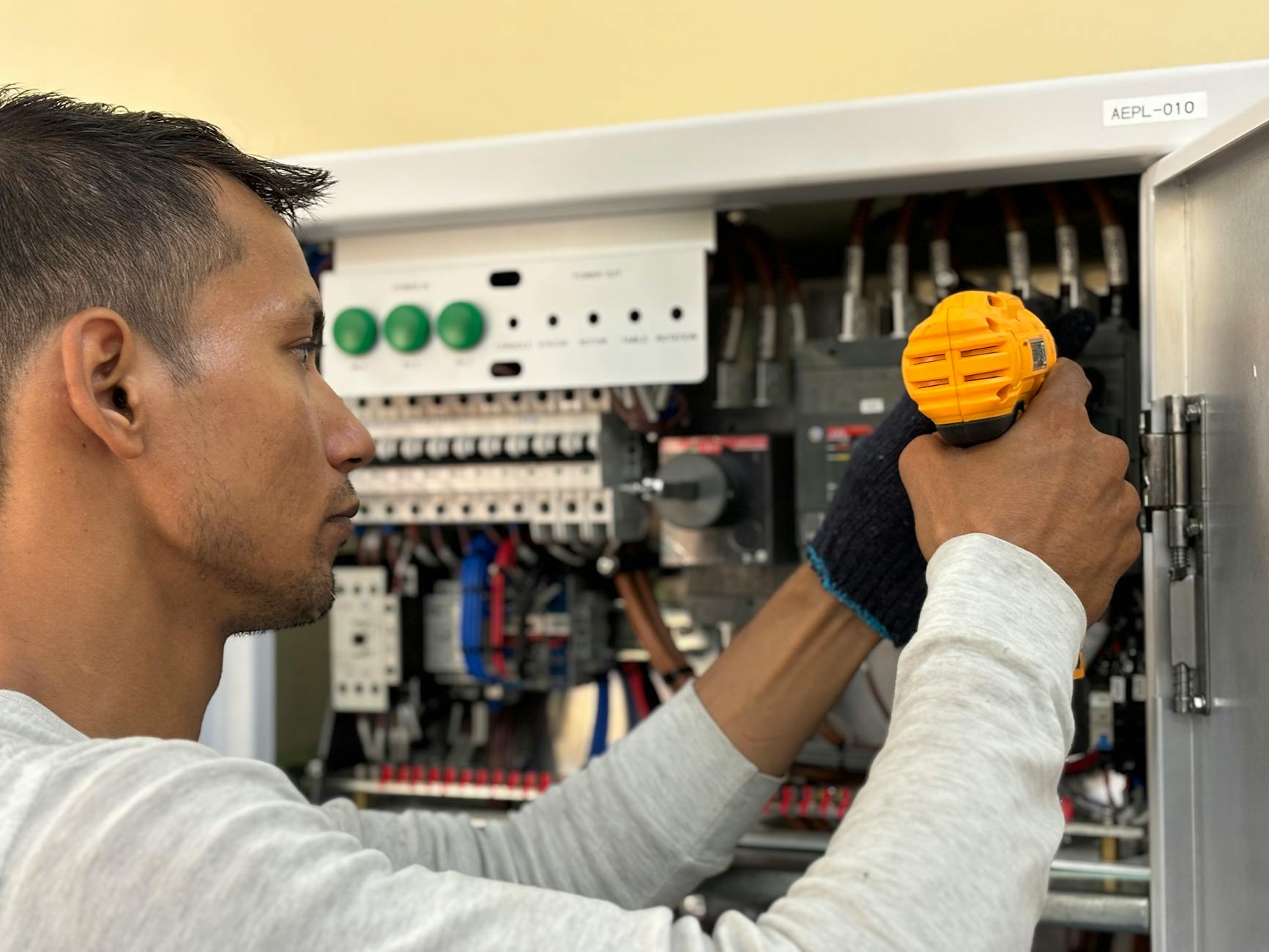 Errores frecuentes en instalaciones eléctricas residenciales y cómo evitarlos