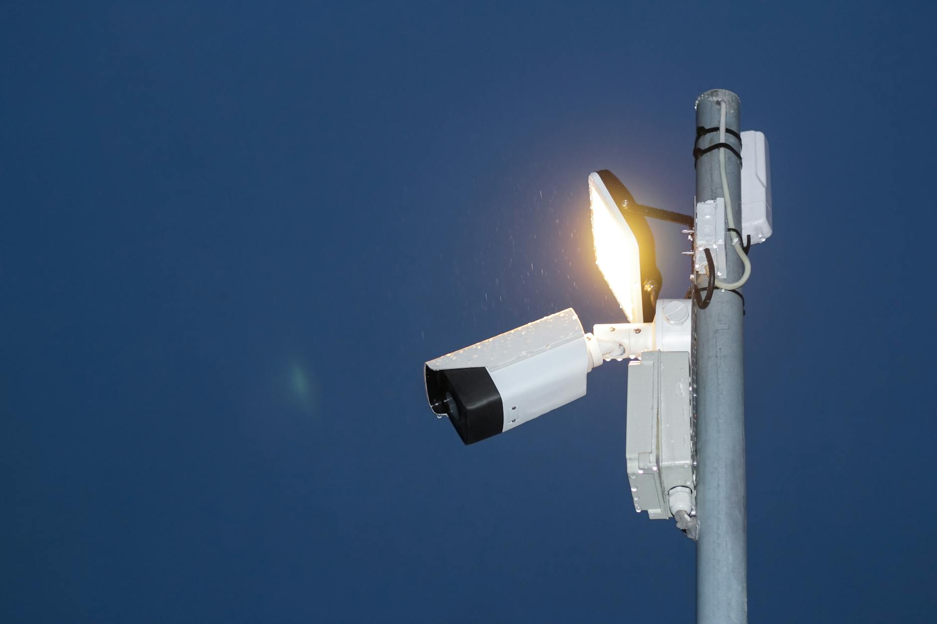 Comparativa de Sistemas CCTV para Casas en Cali: Analógico, IP y Inalámbrico