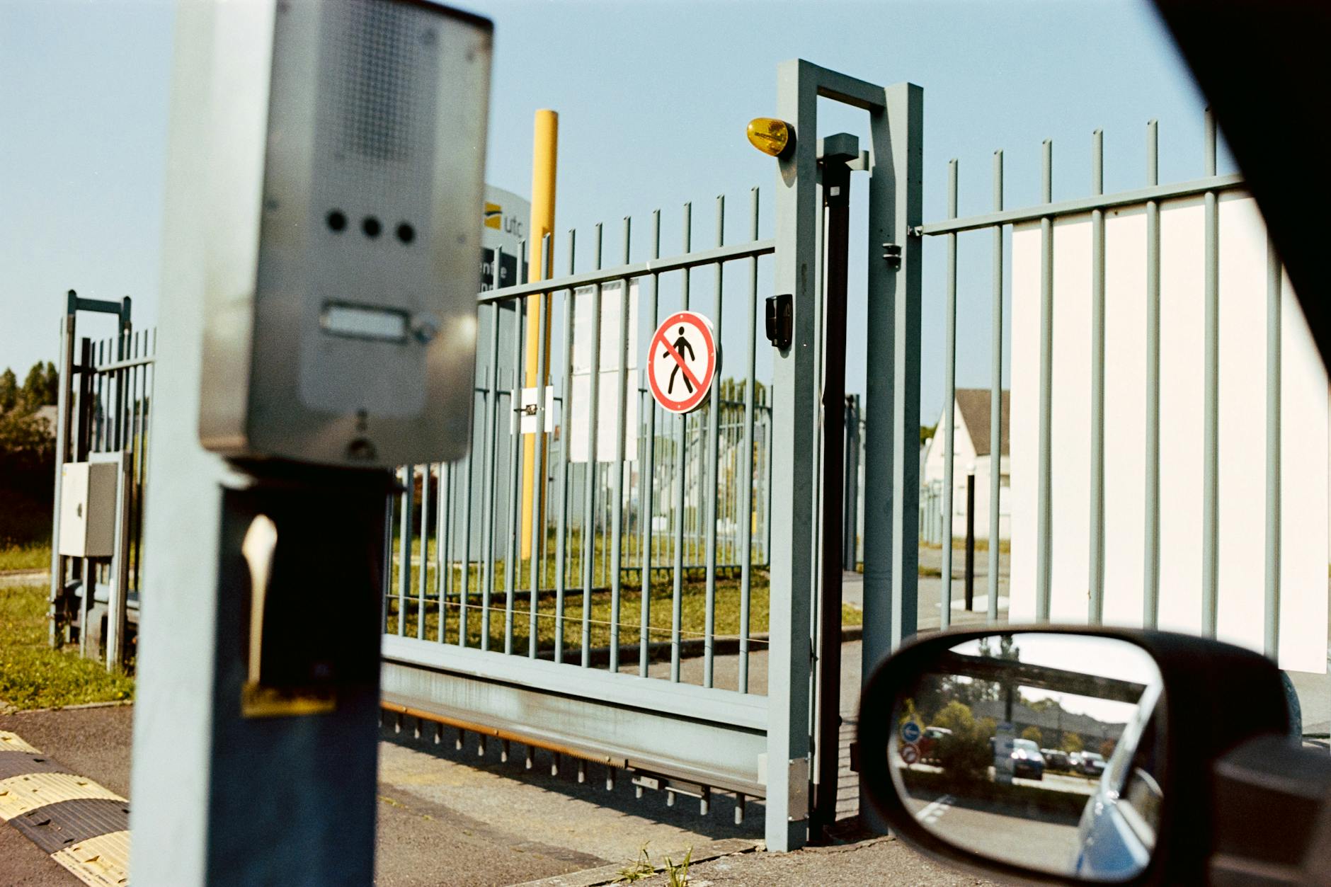 Portón eléctrico en Valle del Lili: errores que cuestan caro