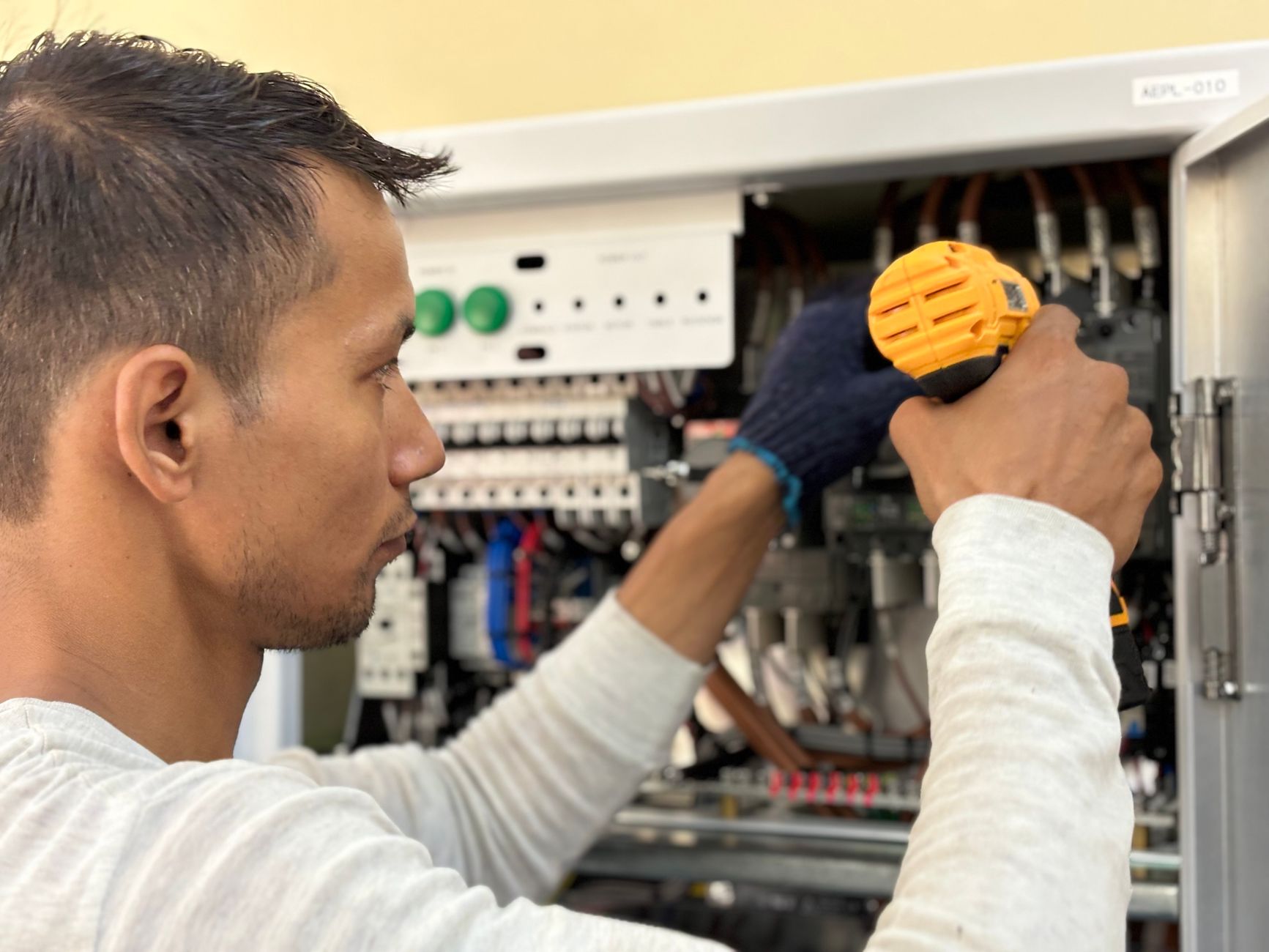 Qué exige la norma RETIE para instalar un portón eléctrico en Cali