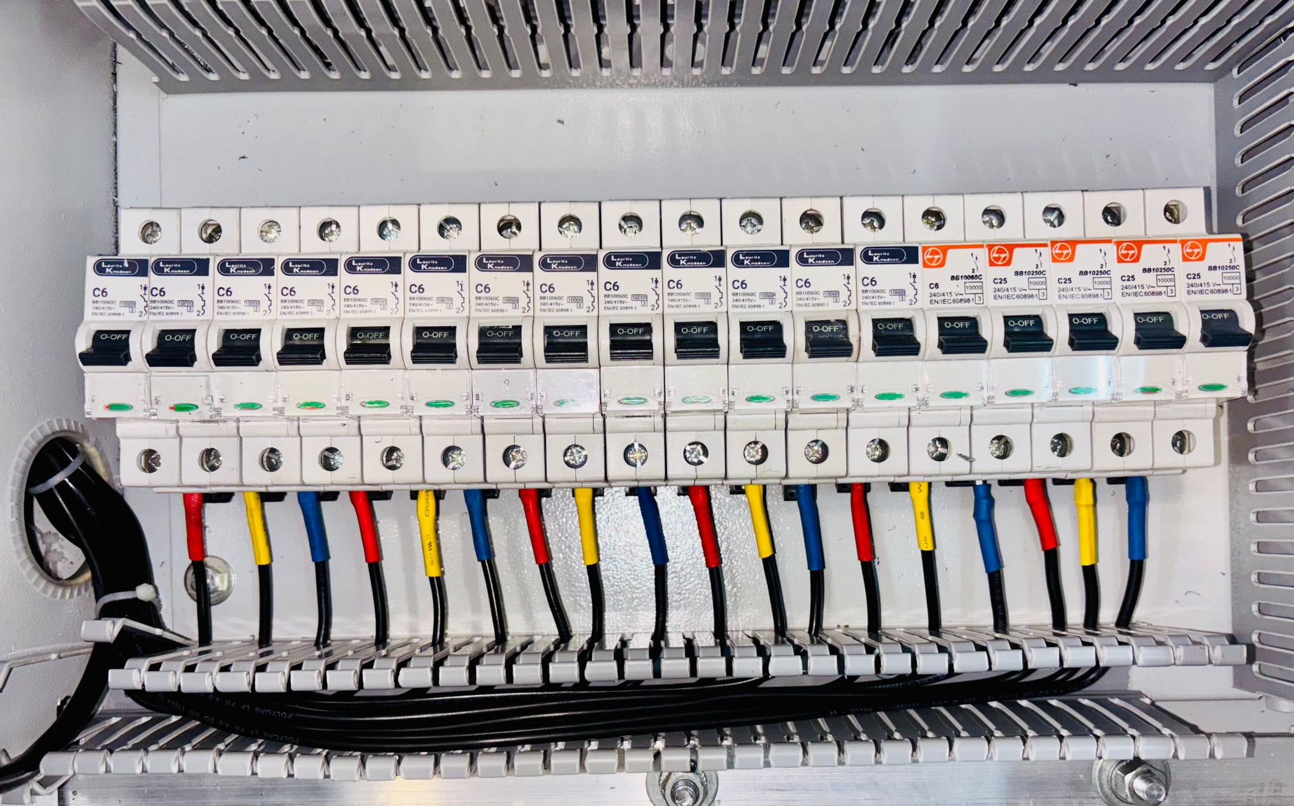 Por qué la instalación eléctrica correcta es clave para que su aire acondicionado dure 10 años